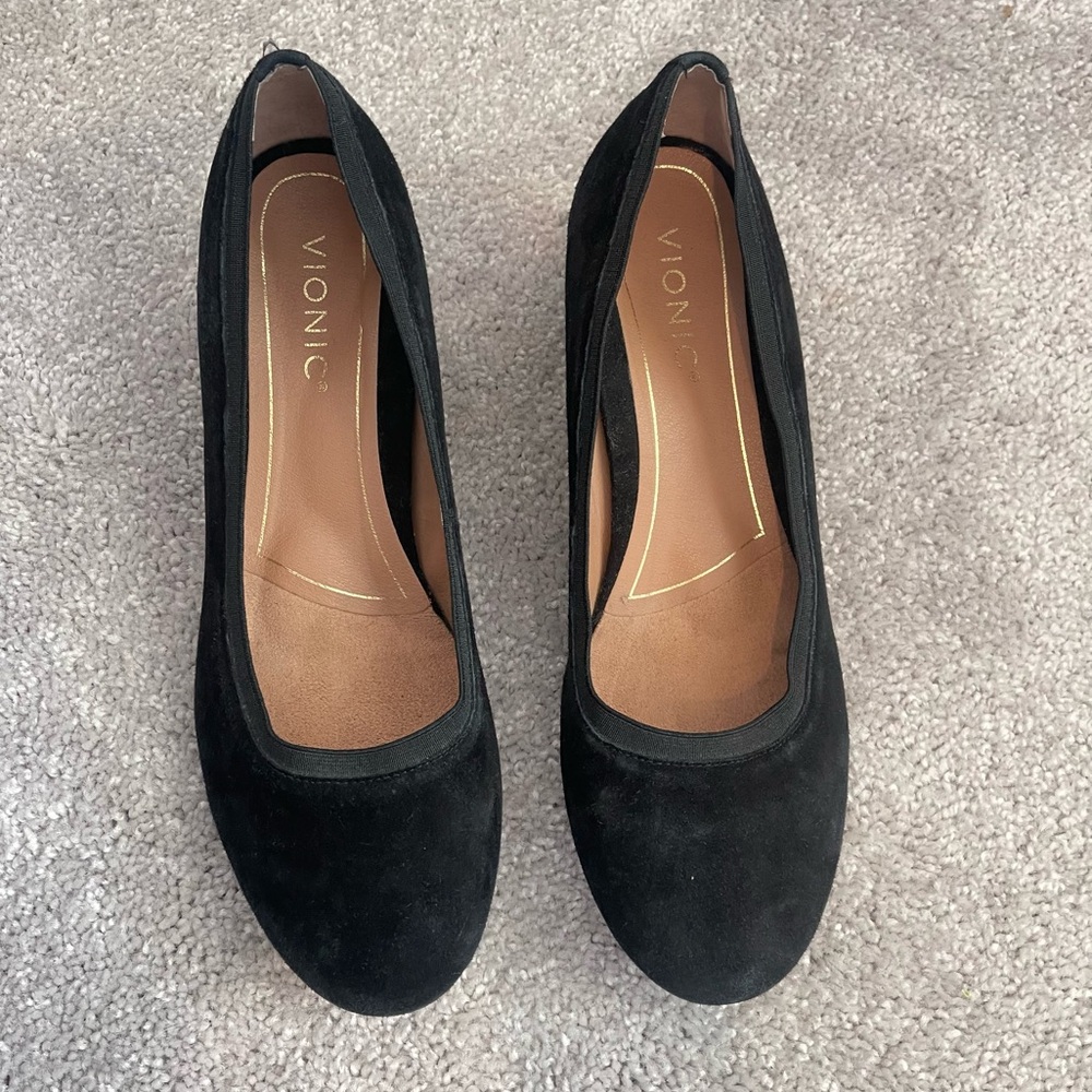 Vionic Classic Black Suede Heels